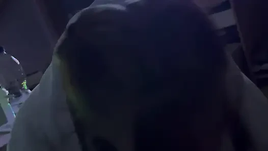 18 yaşında diz çökmüş, oral seks