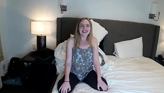 Sevimli sarışın asi rhyder gırtlağına kadar sikişiyor