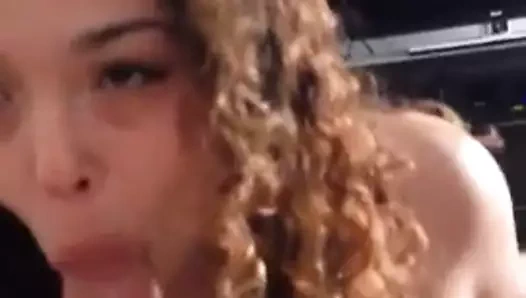 O büyük bir horoz emiyor