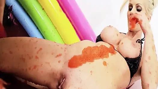 Havuz amcıkları sahne 2_lesbian çift jöle havuzunda bikinilerle seks yapıyor