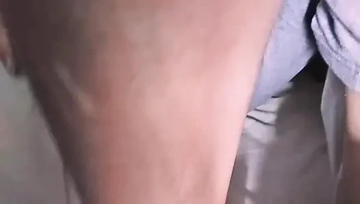 Kız arkadaşımı soyunana kadar pijamalarının üzerinde okşayarak!