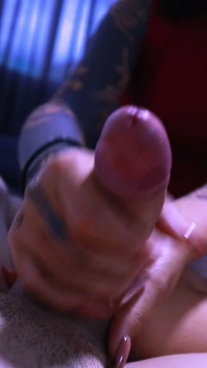 Bölünmüş dili dövmeli seksi okul kızının şefkatli oral seks videosu | Bölüm 2