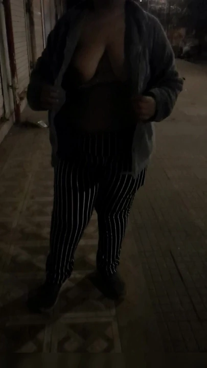 Индийская жена осмелилась обнаженной на дороге