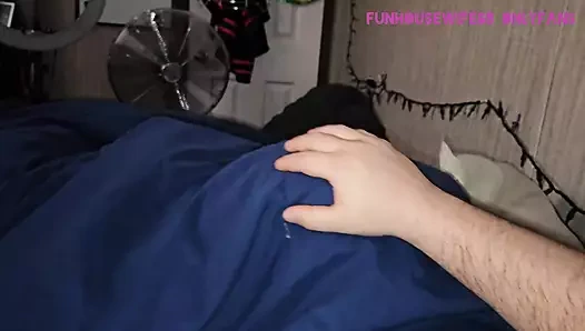 Battaniyenin altında gizli sakso, böylece oda arkadaşları göremez. Ama kahretsin, çok fazla geldi