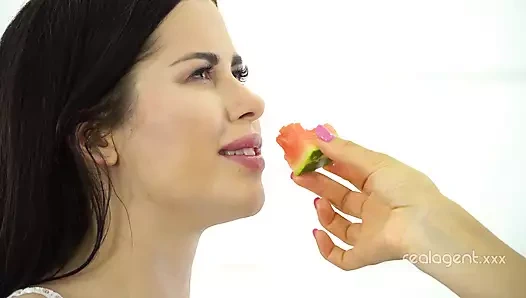 Sasha Rose Cassie Fire'a hoş geldin diyor ve iki bardak şarap sonra amını oyuncak olarak alıyor