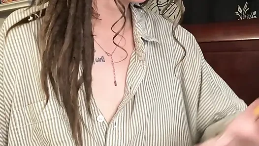 Annen sigara içme fetişini keşfetti ve fantezini gerçekleştiriyor