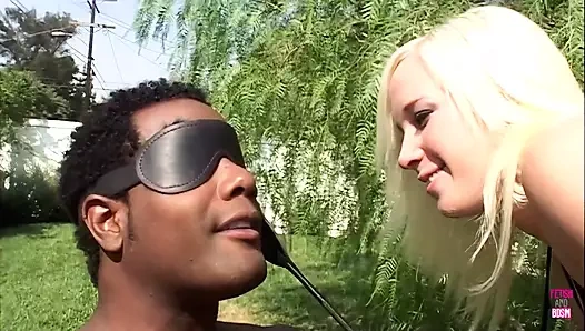 Bu sarışın kaltak zenci bir adama iyi bir sakso ve harika bir sikiş festivali verdi