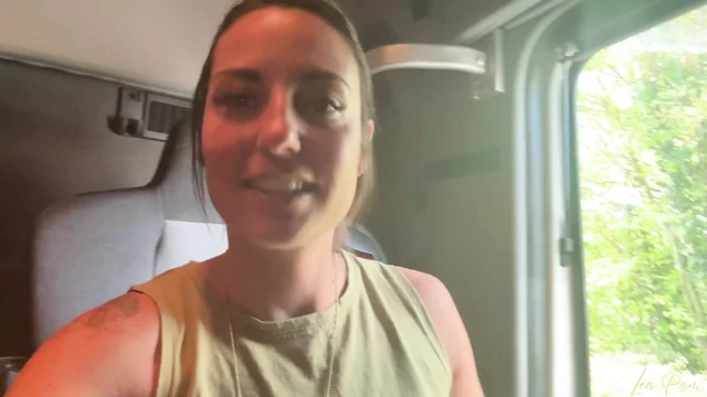 Lea Pam bu kamyonun kabininde çekilen bu solo videoda 3 kez parmaklıyor, vuruş yapıyor ve fışkırtıyor