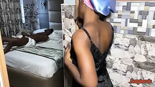 Üvey kız kardeş büyük yaraklı üvey erkek kardeşini mastürbasyon yaparken yakaladı ve amının sikilmesini istiyor