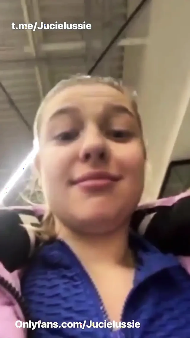 Soyunma odasında beklenmedik sikiş