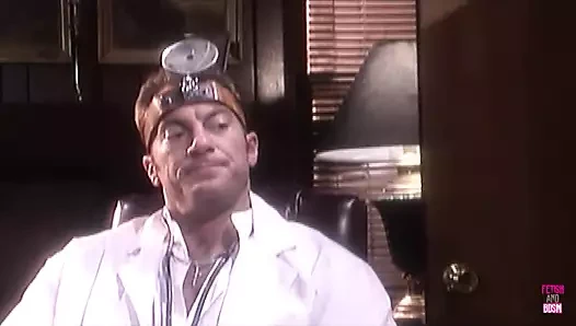 Büyük sahte memeli bu oldukça deneyimli sürtük bir sığır sünnetiyle sikiliyor