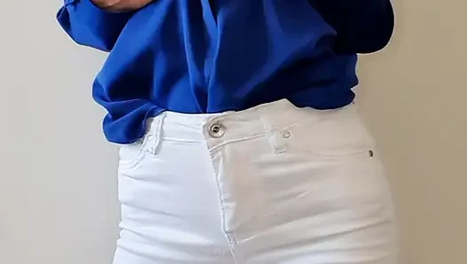 Seksi sekreter soyunuyor ve zevkle çığlık atarak mastürbasyon yapıyor