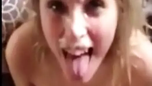 Rad sarışın civciv bir telefon yüz alır