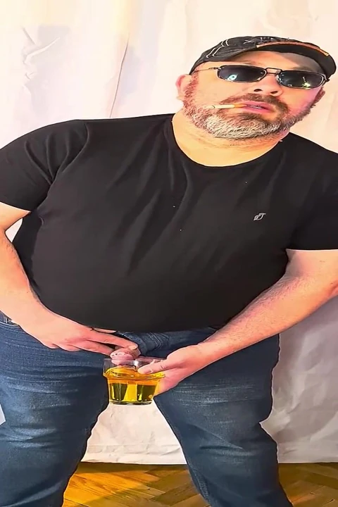 Havalı güneş gözlüğüyle giyinmiş, ateşli bir işemeyle kendini tedavi et