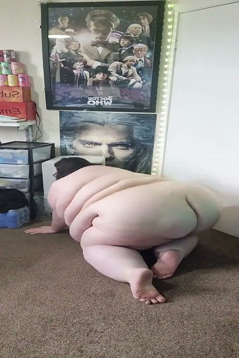 Şişman tanrıça ssbbw yerde sürünüyor