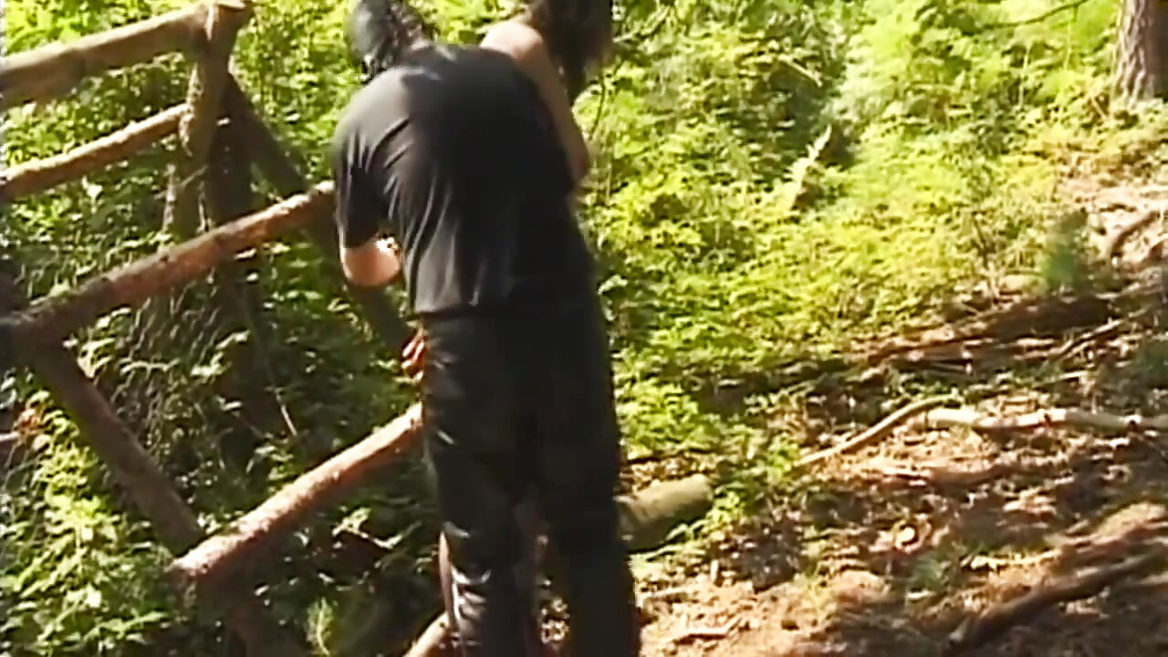 Maskeli adam açık havada dildo oyunu için olgun orta yaşlı seksi kadını bağlıyor