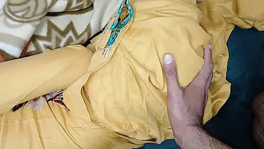 Alçak ko yatakta anne per sote hove choda desi sasu ki sıkı chikni chut chut chudayi Hintçe porno