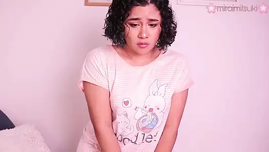 Üvey kız kardeşin seni daha iyi hissettirmek için osuruyor