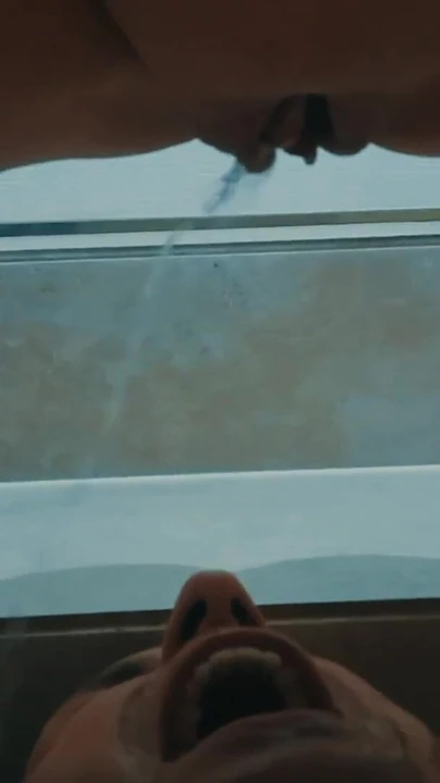 Uzun sabah kölenin ağzına işiyor, insan tuvalet kölesi | Klip 1