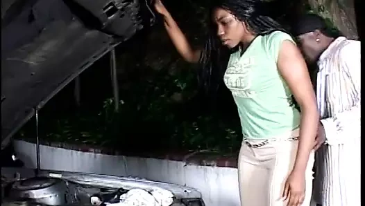 Büyük götlü zenci fahişe yarak emdikten ve bindikten sonra yüzüne boşalıyor