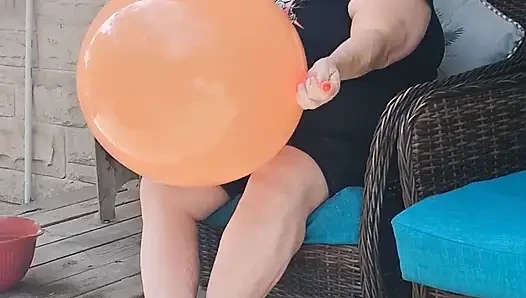 Büyük Güzel Hemşire Vicki'nin Büyük Bir Balonu Patlatma Isteği Var