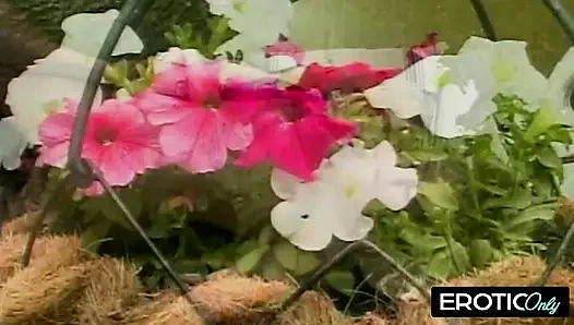 Parmaklar klitorisini azdırıyor, sonra adam tüm yolu kayıyor