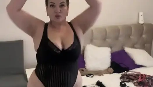Seksi kıyafetlerle giyiniyor, amcık sikişi, büyük götlü orta yaşlı seksi kadınlar