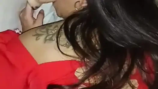 Her yerine ıslanan bir yarakla sikilirken oyuncağını yalıyor!