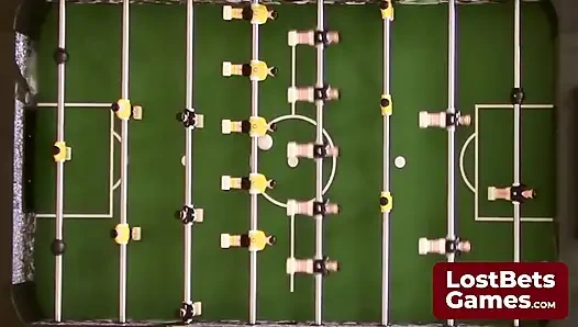 Striptizli bir langırt oyunu sonunda şaplak atma ikramı vaat ediyor