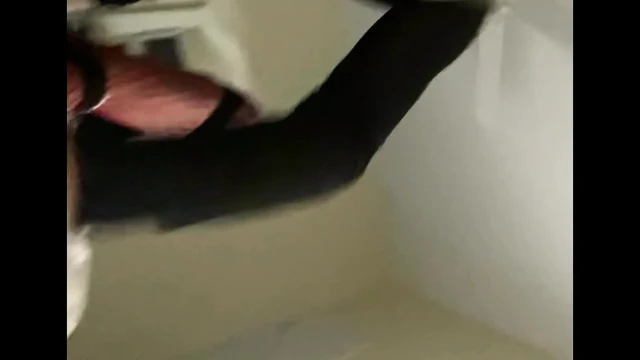 Orta yaşlı seksi üvey anne takma yarakla oral zevk için travesti üvey kızını kullanıyor ve sonra transseksüellerin küçük yarağına biniyor