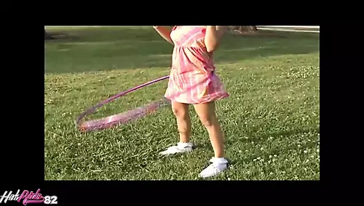 Ateşli genç parkta oynuyor ve bazı adamlar tarafından fark ediliyor