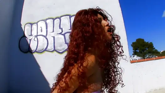 Teeny'nin sevimli edepsiz kirazı majestic prick doldurması için tamamen açık bekliyor