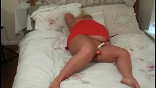 İri güzel kötü kızlar: oyuncaklı kırmızılı iri güzel kadın