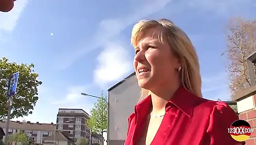 Büyük memeli sarışın açık havada şanslı bir adamla sikişiyor