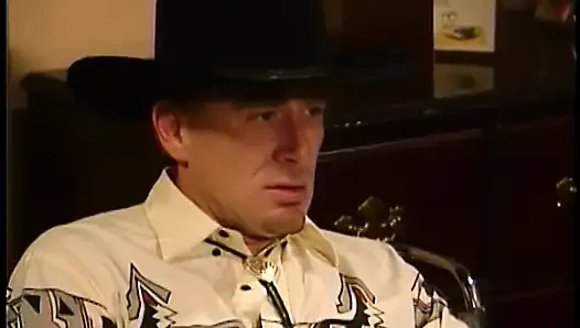 İç çamaşırlı ateşli sarışın kovboy aygırın üstüne çıkıyor