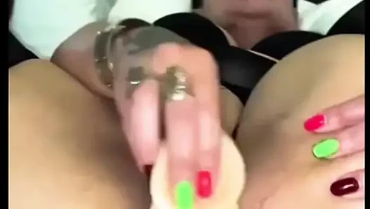 Orta yaşlı seksi kadın 50+ çorap giydi ve ıslak deliklerinde daha büyük bir yarak istiyor