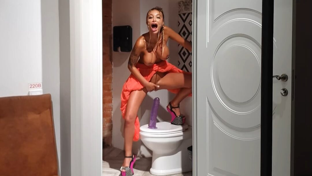 So sexxxy kıyafetli tatlı Monika Fox büyük dildoyla oynuyor, mastürbasyon yapıyor, fışkırtıyor ve sarkma gösteriyor