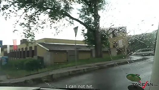 Aptal hatun sert sikiliyor ve döl yiyor