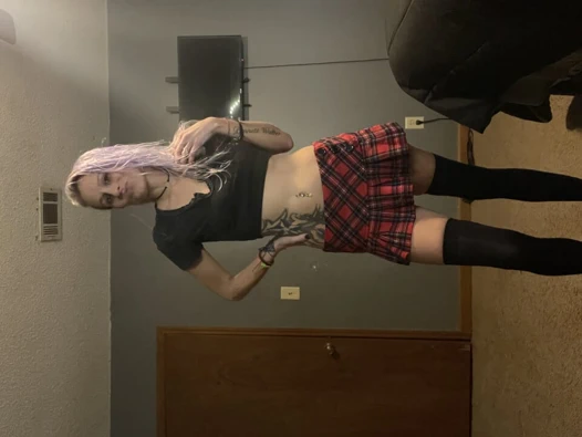 Ateşli evli kadın yetiştirilmek için erkek arkadaşını ziyaret ediyor, kocasının evde beklemesini kaydediyor