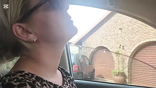 Araba sürerken yarağımı çok sert emen bir otostopçu aldım