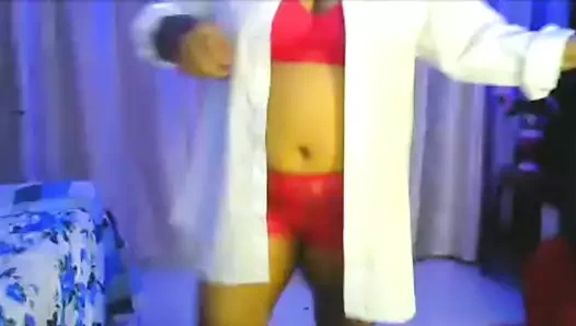 Desi seksi kız canlı kamera önünde tek başına seksi eğleniyor.