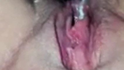 Gevşek sürtük büyük bir yapay penis alır ve her yerine boşalır!