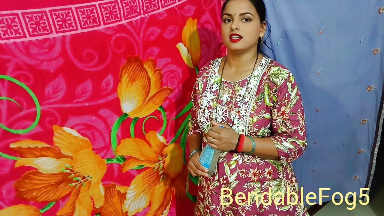 Desi Bhabhi, kayınbiraderini ikna etmek için yağ masajı yaptı ve onun penisini sallamaya başladı