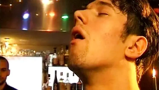 Vahşi Alman kadın barın ortasında sikişiyor