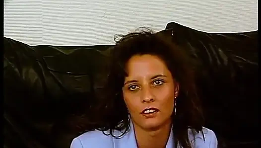 Oyuncu seçmelerinde esmer genç kız amına dildo sokuyor