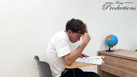 Ateşli dövmeli üniversiteli kız büyük yaraklı sınıf arkadaşını sıkı amcığını sikmesi için baştan çıkarıyor!