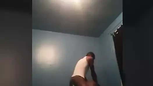 erkek arkadaşını aldatıyor