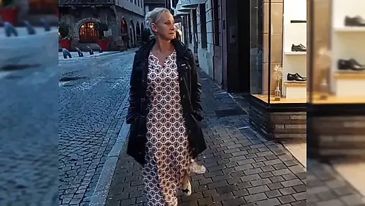 Amatör sarışın olgun evli kadın çıplak seksin tadını çıkarıyor