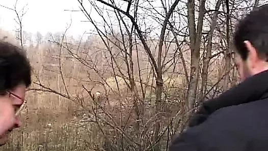 Elena ormana gider, luca'ya oral seks verir ve mastürbasyon yapar