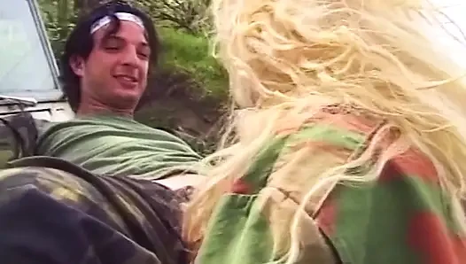 Une MILF blonde suce et se fait baiser dehors pendant une aventure déjanté